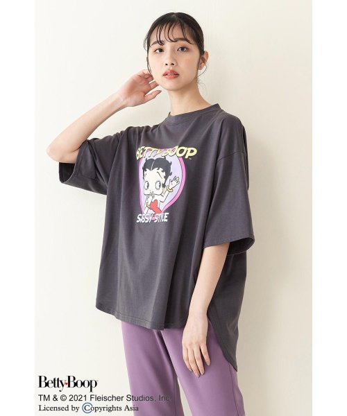 JEANS MATE(ジーンズメイト)/【BETTYBOOP】ラウンドヘムオーバーサイズTシャツ/スミクロＡ柄