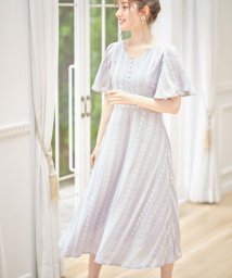 tocco closet(トッコクローゼット)/飾りくるみ釦付きハシゴレース×ストライプフラワー刺繍ワンピース/ICEGRAY