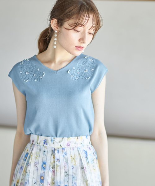 tocco closet(トッコクローゼット)/パールビジュー装飾フラワー刺繍入りドロップショルダーニットプルオーバー/GRAYSH BLUE