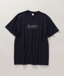SHIPS MEN(シップス　メン)/【WEB限定】SHIPS: SCREEN STARS（Ｒ）ボディ SHIPS ロゴ フラワー柄 Tシャツ/ネイビー