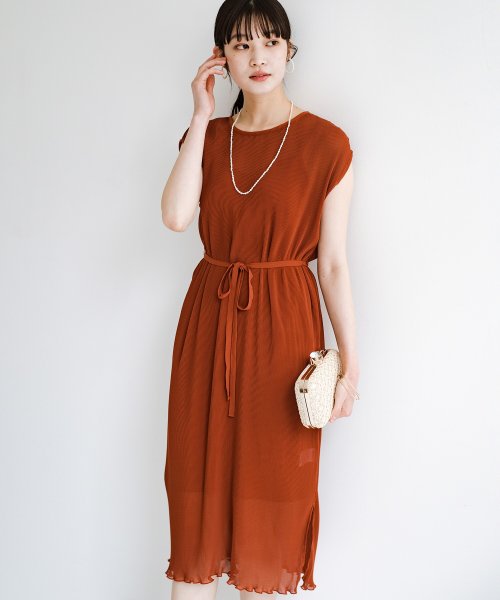 軽やかに重ね着も楽しめる 着こなし自在なウエストリボン付きプリーツワンピース ハコ Haco Magaseek