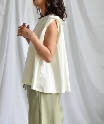 ARGO TOKYO(アルゴトウキョウ)/Back belt flare sleeveless tops 24149 バックベルトフレアスリーブレストップス　バックデザイントップス　コットンT　コットン/ホワイト