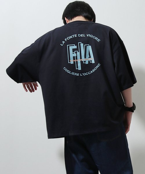 ZIP FIVE(ジップファイブ)/【fh7889】FILAユニセックスバックイラストTシャツ/ネイビー
