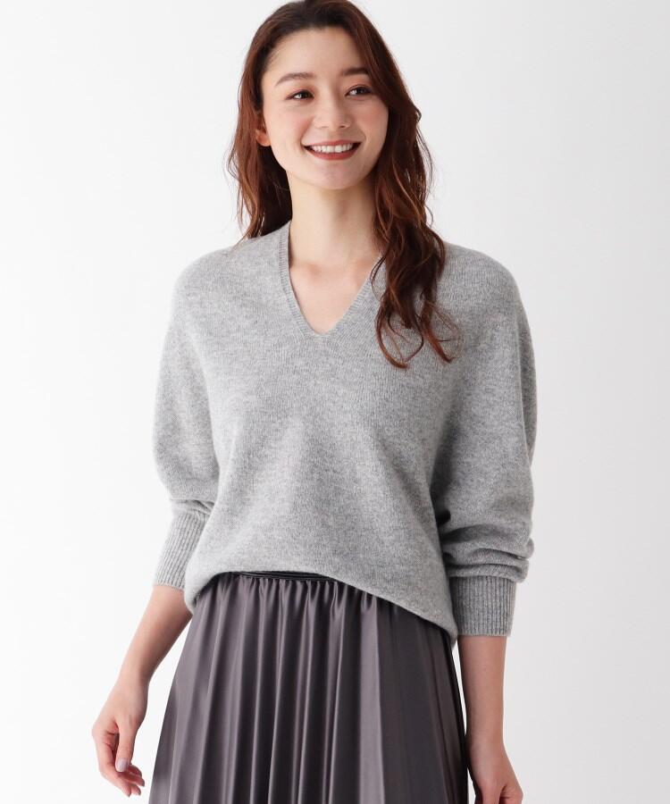 ディープVネックドルマンスリーブニット