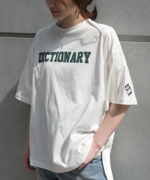 LOWYBYCORNERS(コーナーズ)/DICTIONARYカレッジロゴオーバーサイズTシャツ/ホワイト×グリーン