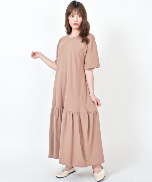 裾ティアードワンピース 着るだけでコーデが完成 裾のティアードがポイントのロングワンピース ゆるいシルエットで体型カバーにも フェルトマリエッタ Felt Maglietta Magaseek