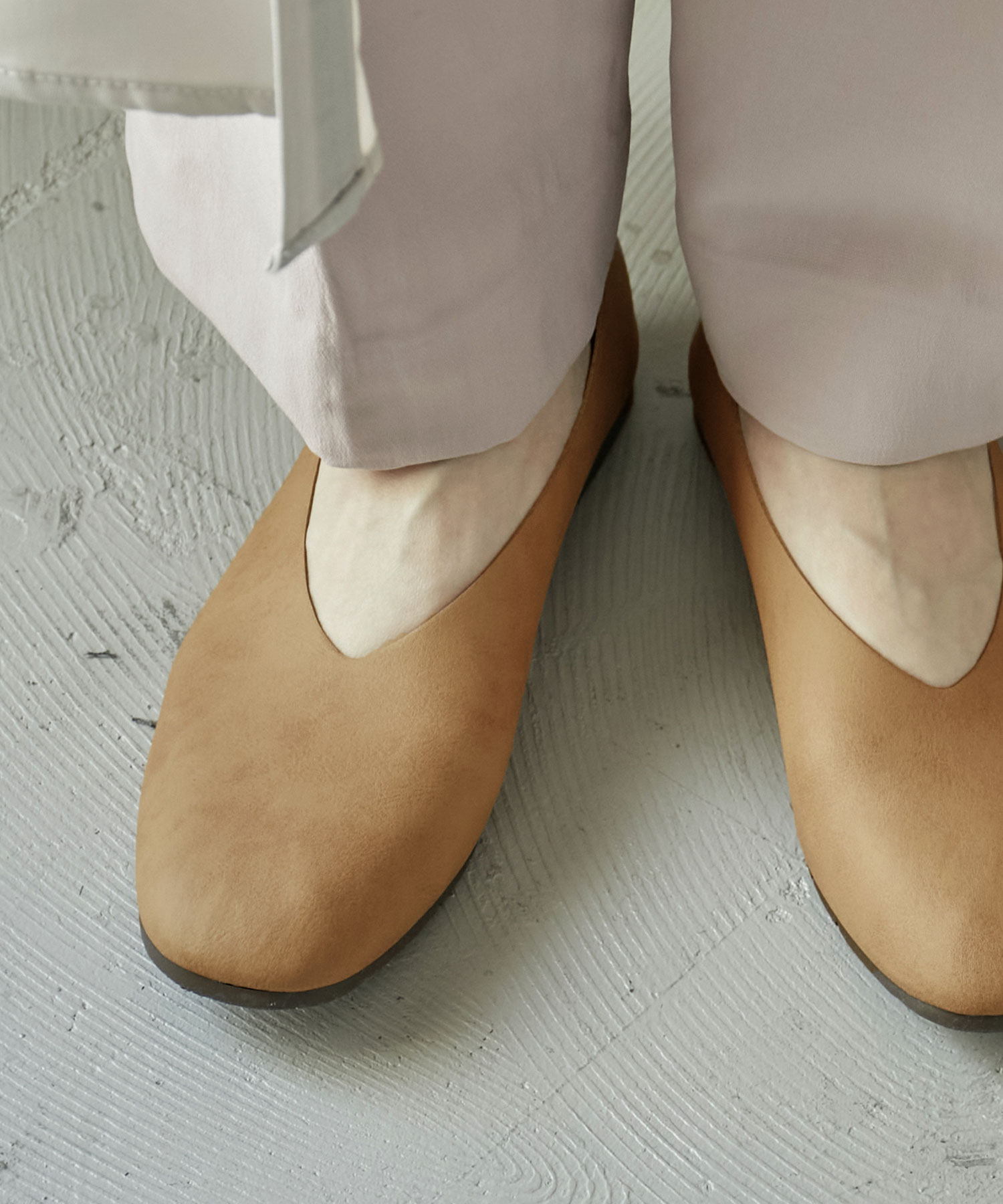 Vカットフラットパンプス 日本製 パンプス 痛くない 歩きやすい ローヒール フラット レディース ぺたんこ 柔らかい シューズ 靴 合皮(504165103)  | エトル(etoll.) - MAGASEEK
