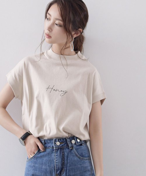 Fashion Letter(ファッションレター)/綿100％の肌馴染みと着心地のよさ。 コットンフレンチロゴtシャツ フレンチ袖 モックネック ヘビーウェイト さらさら 涼しい 二の腕 体型カバー 細見え レデ/ベージュ