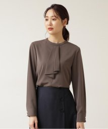 NATURAL BEAUTY BASIC(ナチュラルビューティーベーシック)/ラッフルボウタイブラウス/チャコール1