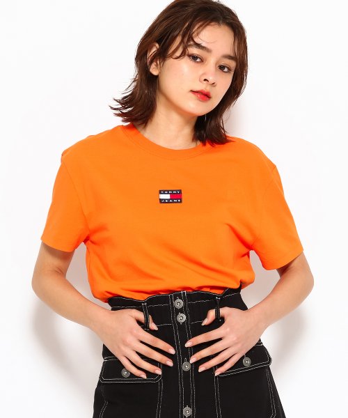 TOMMY JEANS(トミージーンズ)/バッジロゴTシャツ/オレンジ