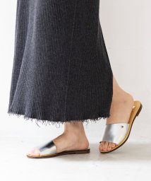 MINNETONKA(ミネトンカ)/フラットサンダル【ADA アダ】/シルバー