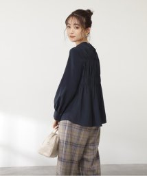 N Natural Beauty Basic(エヌナチュラルビューティベーシック)/フハクキリカエバックシャーリングブラウス/ネイビー