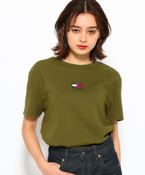 TOMMY JEANS(トミージーンズ)/バッジロゴTシャツ/カーキ