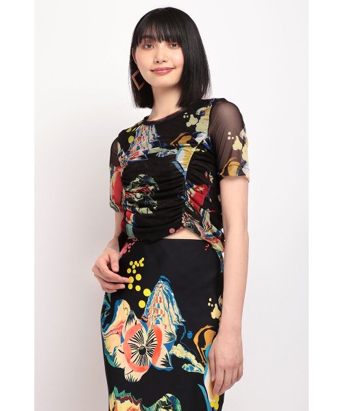 Desigual(デシグアル)/アーティ花柄プリントとギャザーデザインのレディーススリムTシャツ/ブラック系