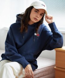 TOMMY JEANS(トミージーンズ)/コットンバッジフーディ/ネイビー 