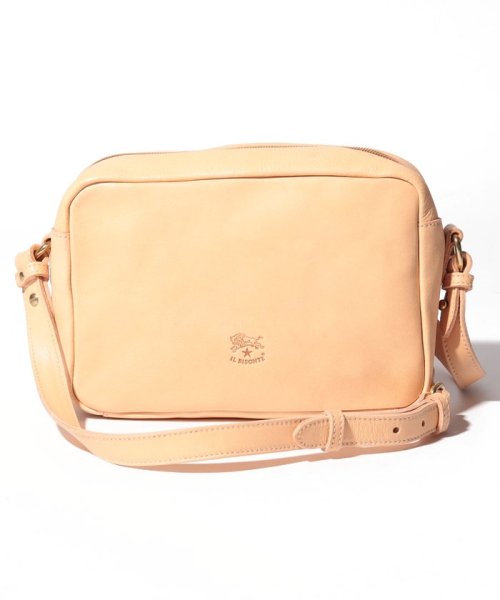 【IL BISONTE】イルビゾンテ ショルダーバッグ A2960EP 商品説明すっきりと持ち歩けるコンパクトなスクエアフォルムで、便利に活躍してくれるショルダーバッグ。フロントには小さくシンボリックなロゴを刻印し B1798100810(13915円)