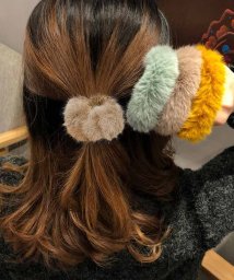 shoppinggo/ヘアゴム シュシュ フワフワ フェイクファー キッズ ヘアアクセサリー 髪飾り こども ホワイト おしゃれ 可愛い かわいい カジュアル/504378307