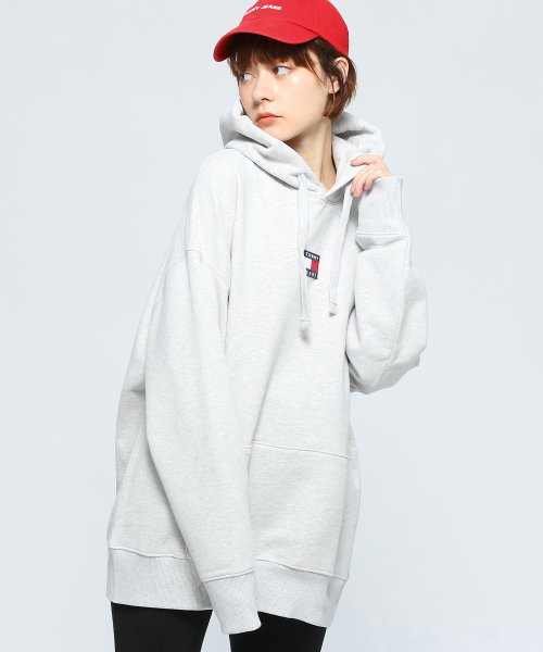 TOMMY JEANS(トミージーンズ)/TJM TOMMY BADGE HOODIE/ライトグレー