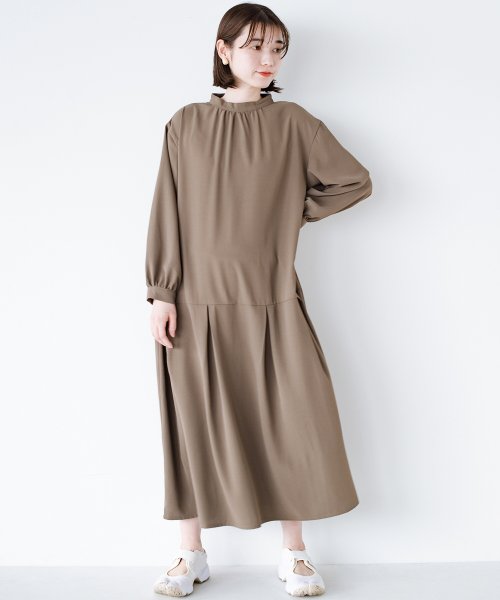 セール ファスナーディテールがコーデに抜け感をくれる 楽ちんなのにきちんと見えするタックワンピース ハコ Haco Magaseek