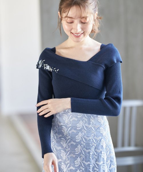 tocco closet(トッコクローゼット)/【TVドラマ着用】パール付きフラワー刺繍入りアシメクロスリブニットプルオーバー/NAVY