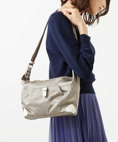 MK MICHEL KLEIN BAG(エムケーミッシェルクランバッグ)/【撥水】バックルデザインショルダーバッグ/ライトグレー