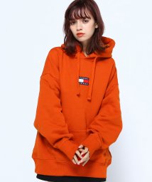 TOMMY JEANS(トミージーンズ)/TJM TOMMY BADGE HOODIE/オレンジ