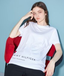 TOMMY HILFIGER(トミーヒルフィガー)/サイドヘムロゴTシャツ/ホワイト