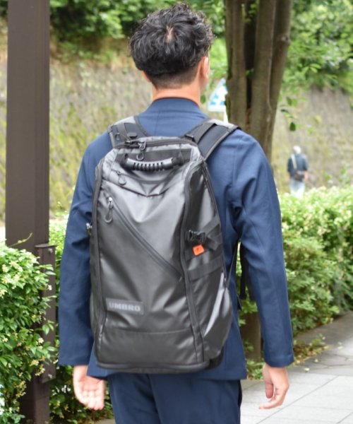 消臭 再帰反射 バックパックｌ Pc シューズ収納可能 約33l アンブロ Umbro Magaseek