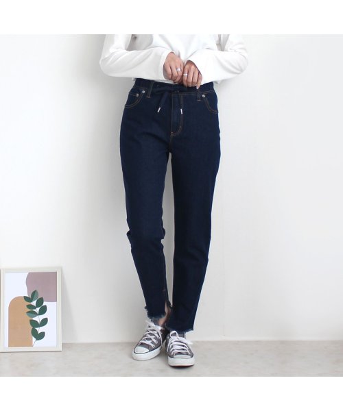 裾のインスリットとフリンジでコーデに抜け感を持たせるスキニーデニム ダブルハート W Heart Magaseek