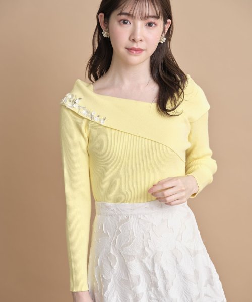 tocco closet(トッコクローゼット)/【TVドラマ着用】パール付きフラワー刺繍入りアシメクロスリブニットプルオーバー/Lemon