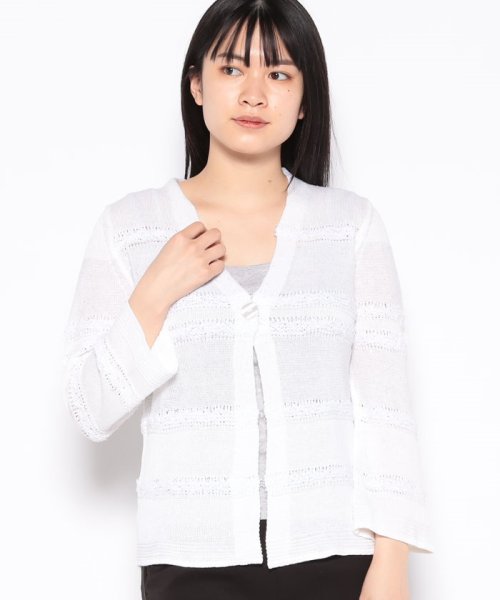 Vネックニットカーディガン 商品説明ボーダー状のフリンジが女性らしいアクセントになったVネックニットカーディガン。クロップドスリーブが手首を軽やかにまとめてくれるから、季節感も意識した装いが叶いそう。麻をベースとした素材で SK1883514628(14520円)