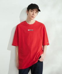TOMMY JEANS(トミージーンズ)/ロゴバッジTシャツ/レッド