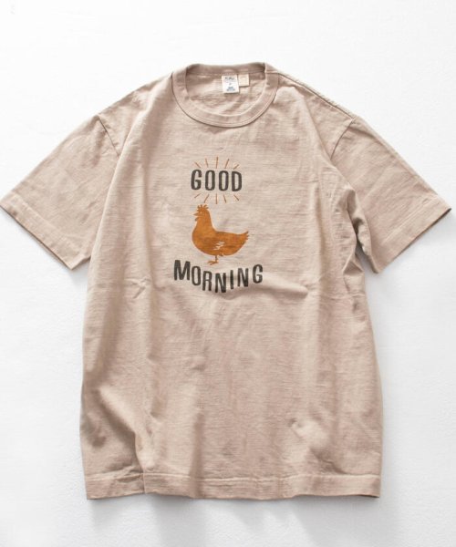 NOLLEY’S goodman(ノーリーズグッドマン)/【BARNS OUTFITTERS】別注 吊り編みTシャツ GOOD MORNING ニワトリ/ベージュ