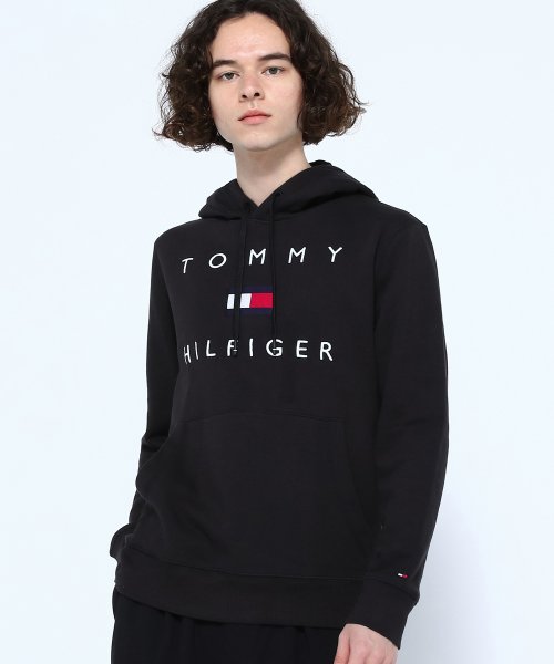 TOMMY HILFIGER(トミーヒルフィガー)/JS M STACKED LOGO POPOVER HOOD/ブラック