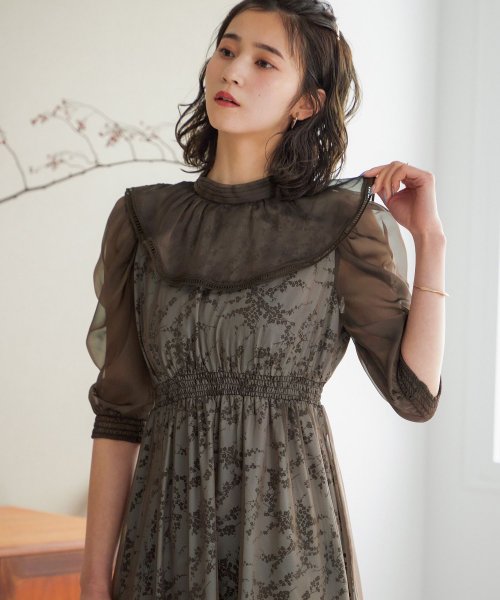 ニアナ Niana 結婚式 ワンピース パーティードレス ケープカラー 付け襟 カラー ティアード シアー シフォン フレア ロング丈 袖あり 花柄 フラワー レトロ ロング 無地 Magaseek