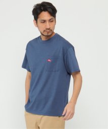 ikka(イッカ)/URBAN NATURE LIFE ロゴワッペンポケTシャツ/ブルー