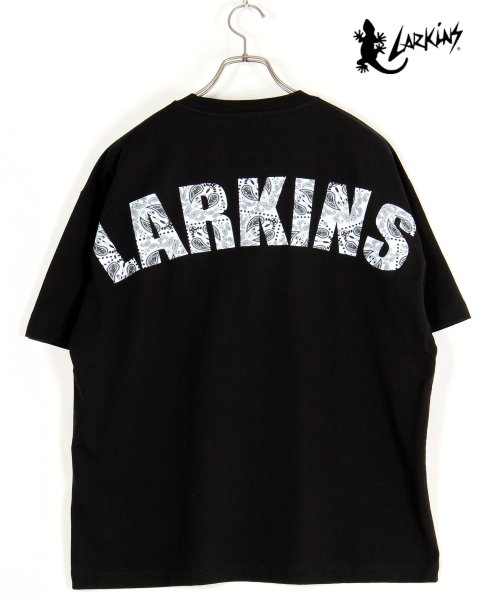 ALWAYS GOOD TIME NEW BASIC STORE(オールウェイグッドタイムニューベーシックストア)/LARKINS/ラーキンス　フロント刺繍ロゴバックペイズリービッグロゴTシャツ/ブラック