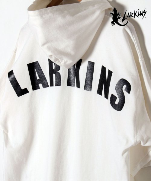 ALWAYS GOOD TIME NEW BASIC STORE(オールウェイグッドタイムニューベーシックストア)/LARKINS/ラーキンス　フロントピスネーム　バックビッグロゴTパーカー　フーディ/ホワイト