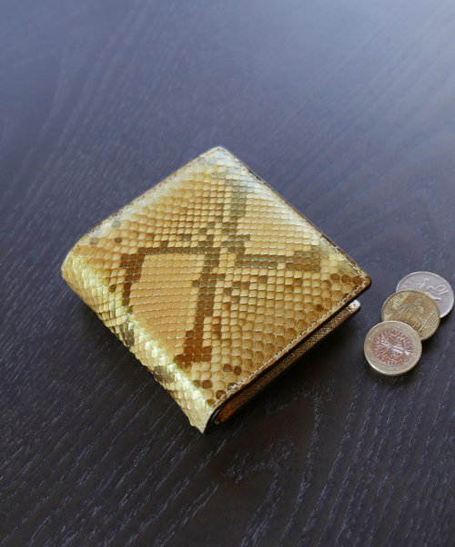 sankyoshokai(サンキョウショウカイ)/ダイヤモンドパイソンレザーミニウォレット折財布/ゴールド