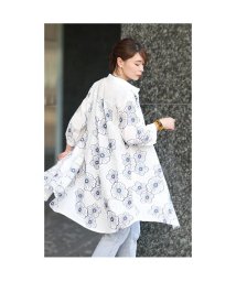 Sawa a la mode(サワアラモード)/レトロな花刺繍のコットンシャツチュニック/ホワイト