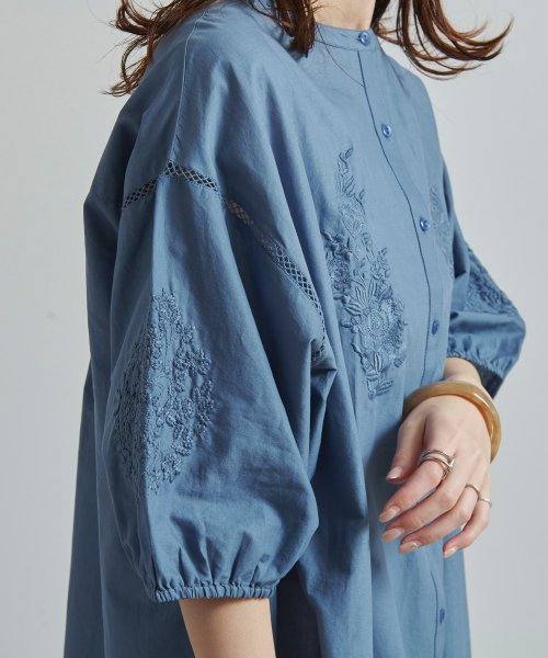 Fizz(フィズ)/綿キャンブリック　フラワー刺繍バンドカラーチュニック丈シャツ　半袖/ブルー