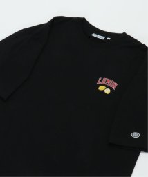 ikka(イッカ)/【WEB限定】DISCUS ATHLETIC ビッグフォントクルーT/ブラック