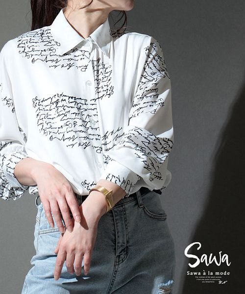 Sawa a la mode(サワアラモード)/英字ロゴを散りばめたハンサムシャツ/ホワイト
