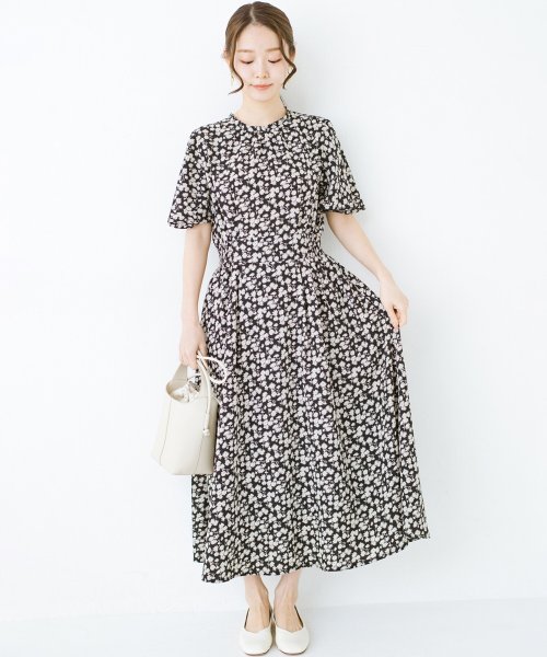 F 楽ちんもおしゃれも叶えてくれる コーデがぱっと華やぐギャザーフレアーワンピース ハコ Haco Magaseek