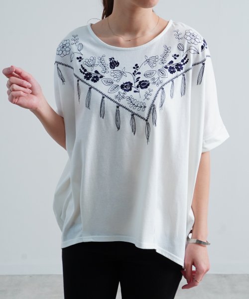 Fizz(フィズ)/花柄スカーフ刺繍　裾タックドルマンTシャツ/オフホワイト