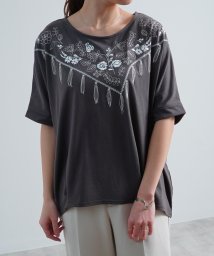 Fizz(フィズ)/花柄スカーフ刺繍　裾タックドルマンTシャツ/ブラック