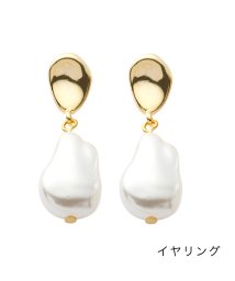 cream dot/メタル×艶めくバロックパール風イヤリング/ピアス/504714829