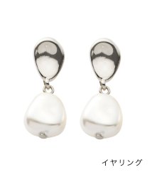 cream dot/メタル×艶めくバロックパール風イヤリング/ピアス/504714829