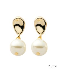 cream dot/メタル×艶めくバロックパール風イヤリング/ピアス/504714829