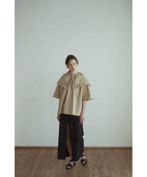 CLANE(クラネ)/BIG COLLAR EMBROIDERY TOPS/BEIGE